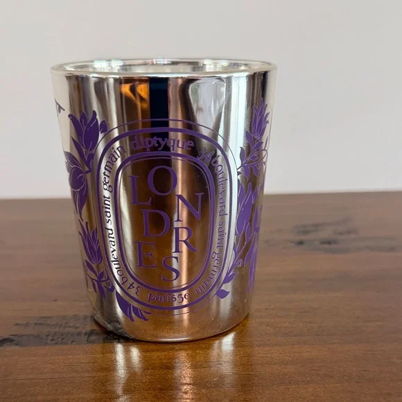 Diptyque Londres Candle with Silver and Purple Floral Design (6.5 oz). - Picture 3 of 6